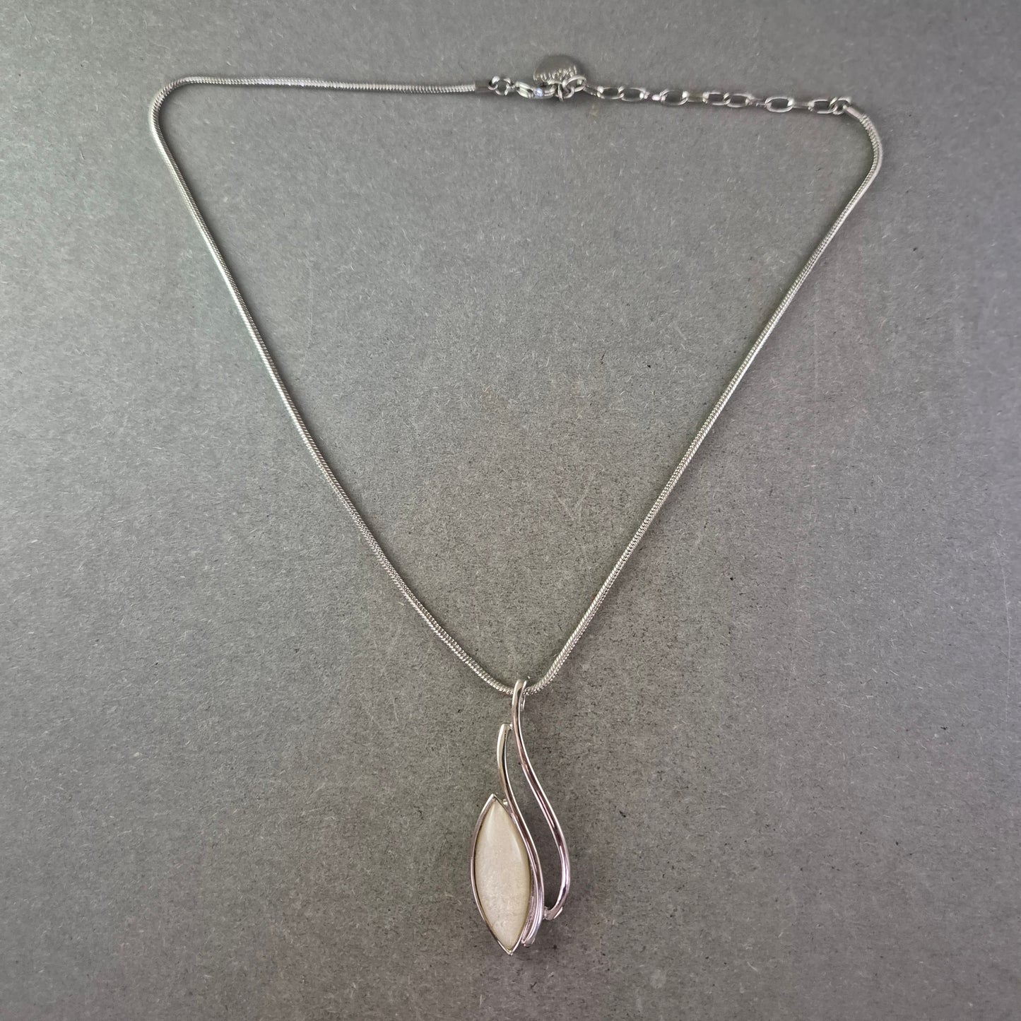 Silber Kette mit modernem Anhänger – Eleganter Modeschmuck