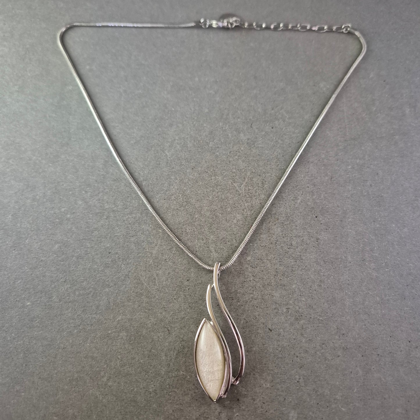 Silber Kette mit modernem Anhänger – Eleganter Modeschmuck