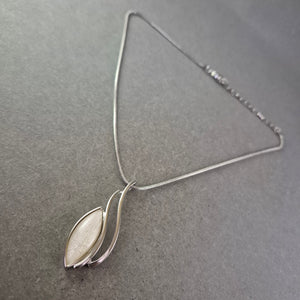 Silber Kette mit modernem Anhänger – Eleganter Modeschmuck