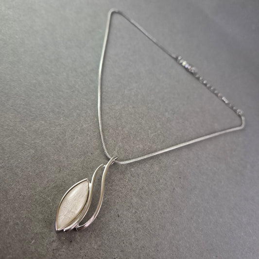 Silber Kette mit modernem Anhänger – Eleganter Modeschmuck