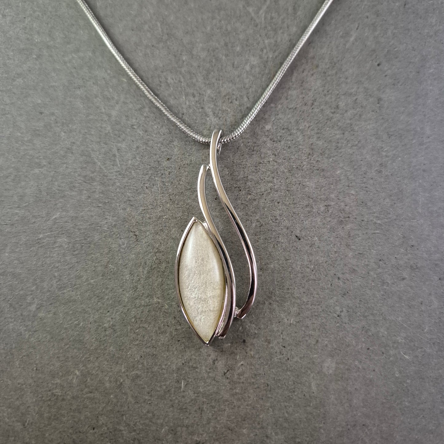 Silber Kette mit modernem Anhänger – Eleganter Modeschmuck