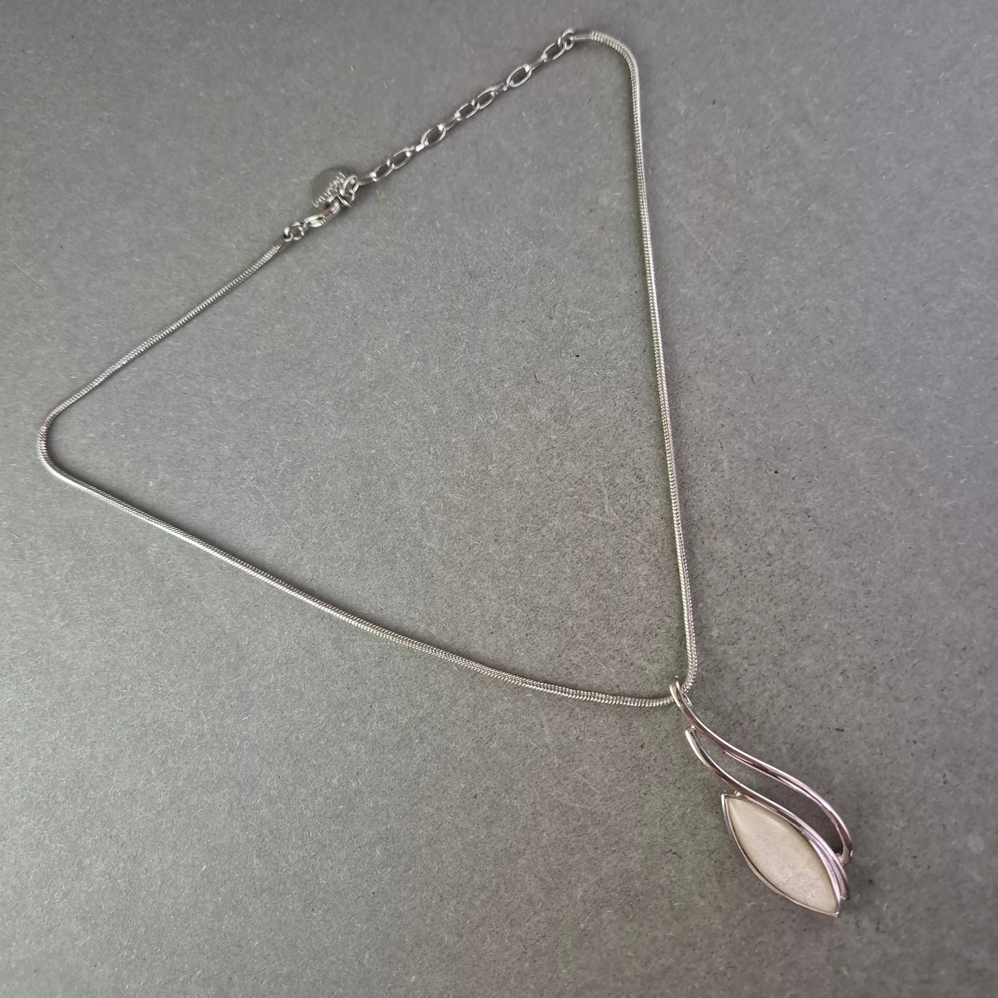 Silber Kette mit modernem Anhänger – Eleganter Modeschmuck