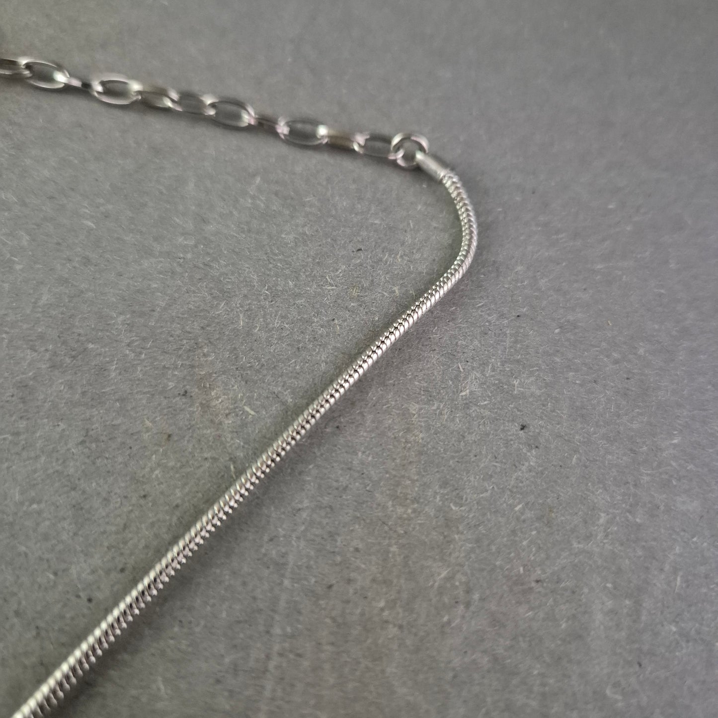 Silber Kette mit modernem Anhänger – Eleganter Modeschmuck