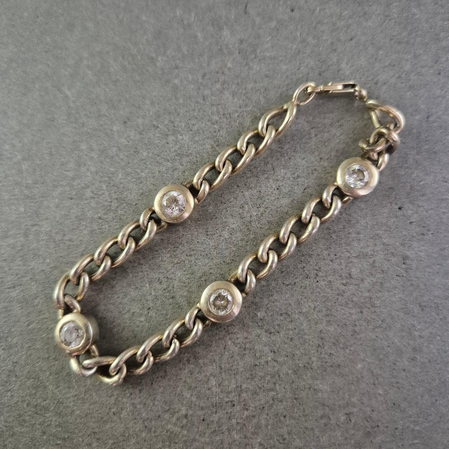 Elegantes Armband mit Kettengliedern und Ziersteinen – Klassischer Schmuck