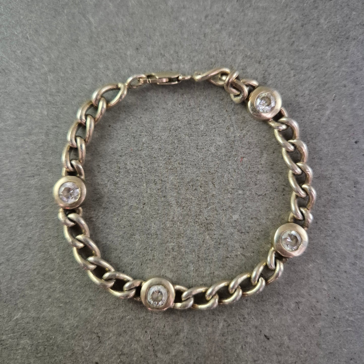 Elegantes Armband mit Kettengliedern und Ziersteinen – Klassischer Schmuck