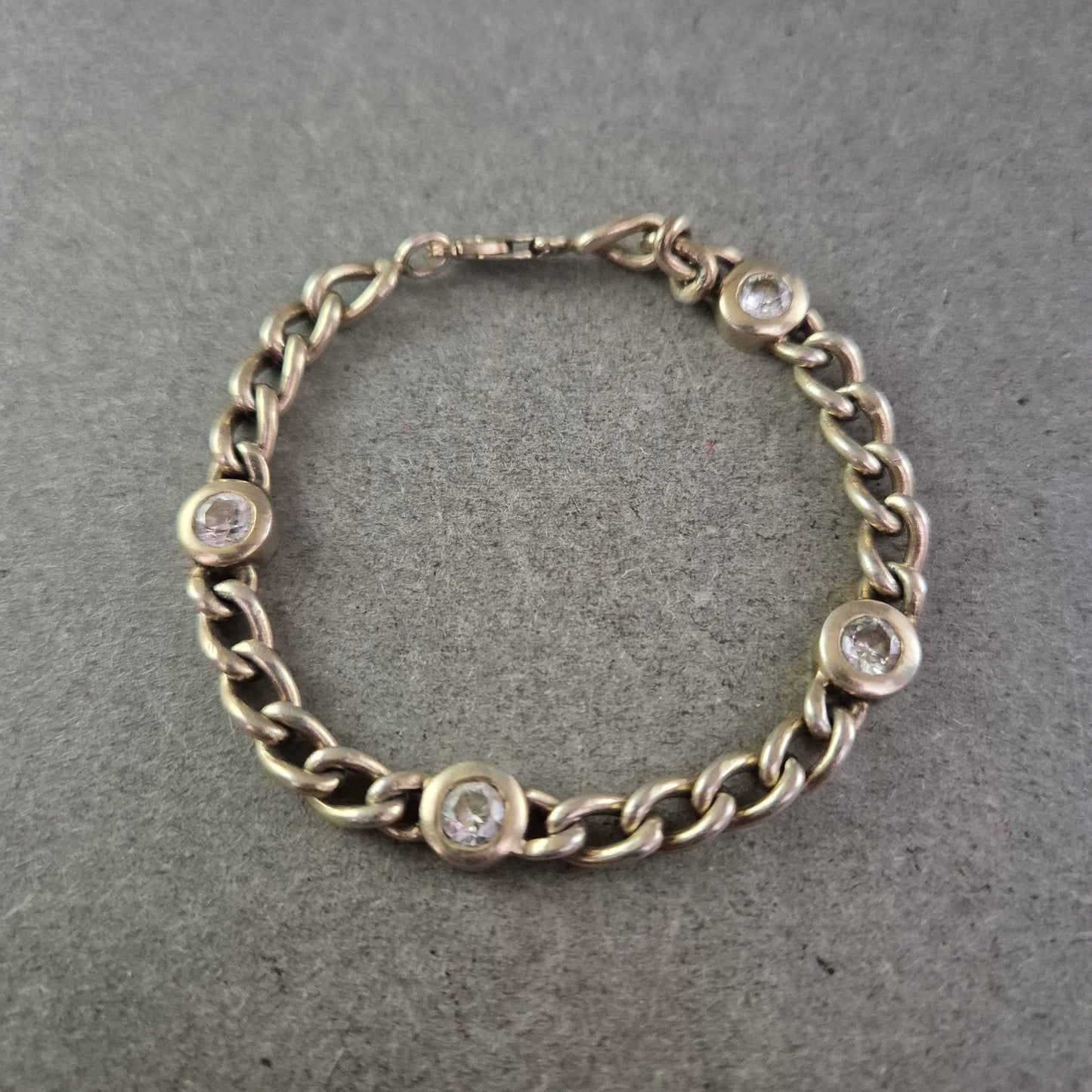 Elegantes Armband mit Kettengliedern und Ziersteinen – Klassischer Schmuck