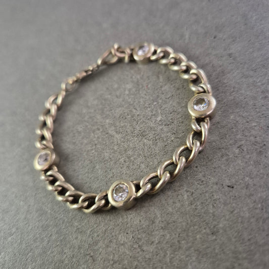 Elegantes Armband mit Kettengliedern und Ziersteinen – Klassischer Schmuck