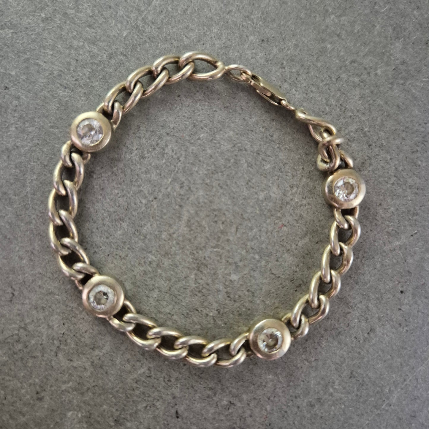 Elegantes Armband mit Kettengliedern und Ziersteinen – Klassischer Schmuck