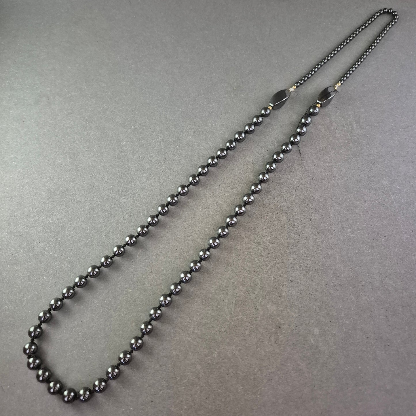 Hämatit Kette – Eleganter Glanz in Schwarzgrau