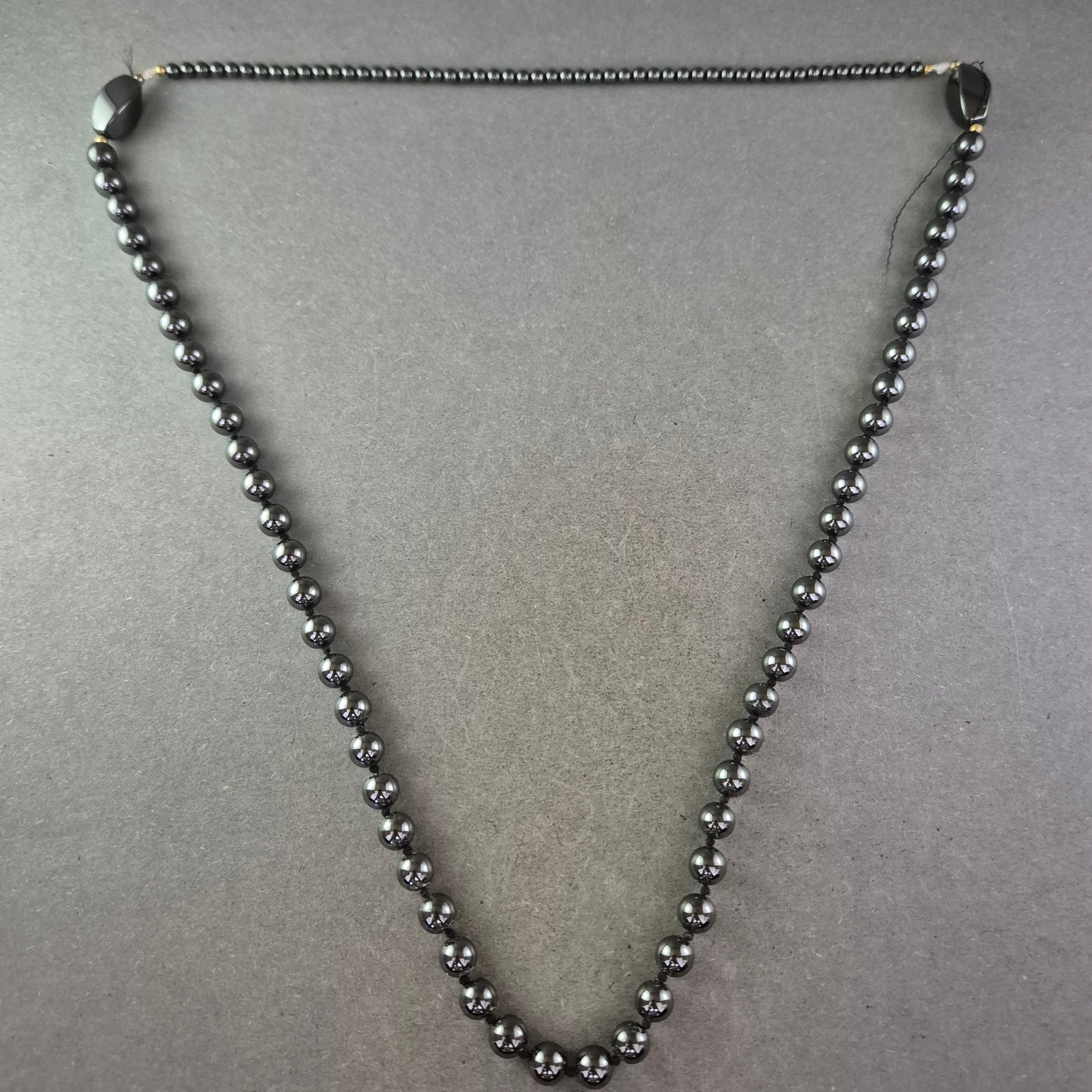 Hämatit Kette – Eleganter Glanz in Schwarzgrau