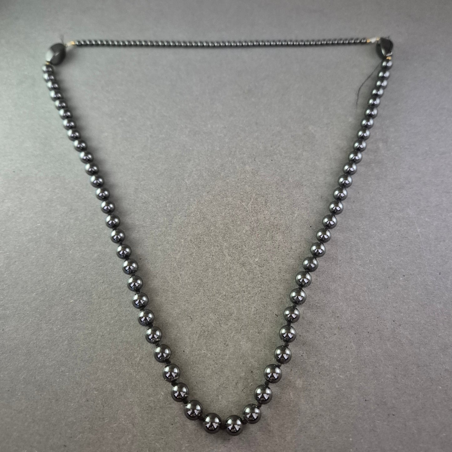 Hämatit Kette – Eleganter Glanz in Schwarzgrau