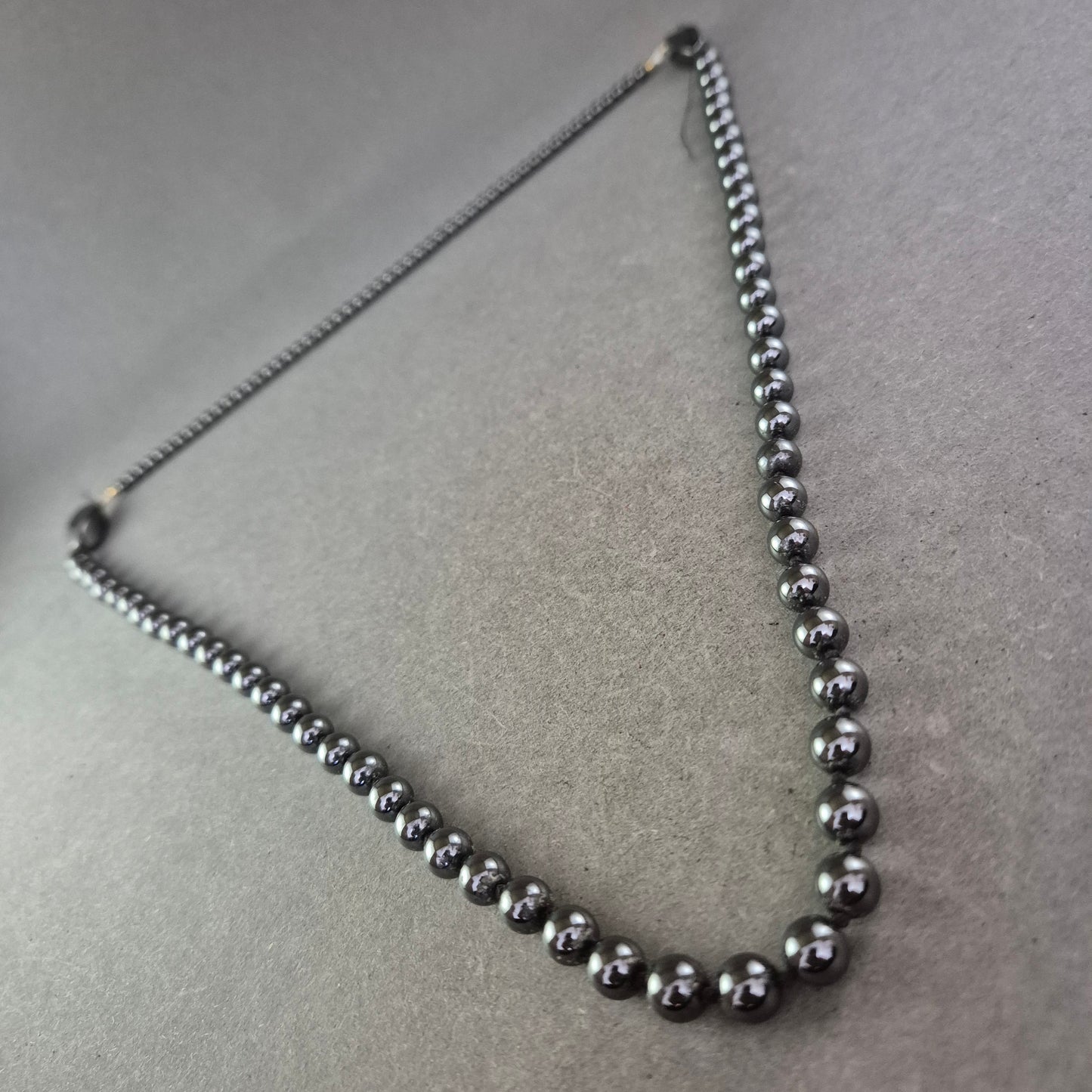 Hämatit Kette – Eleganter Glanz in Schwarzgrau