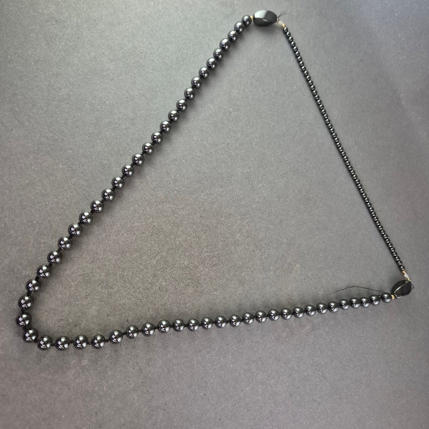 Hämatit Kette – Eleganter Glanz in Schwarzgrau