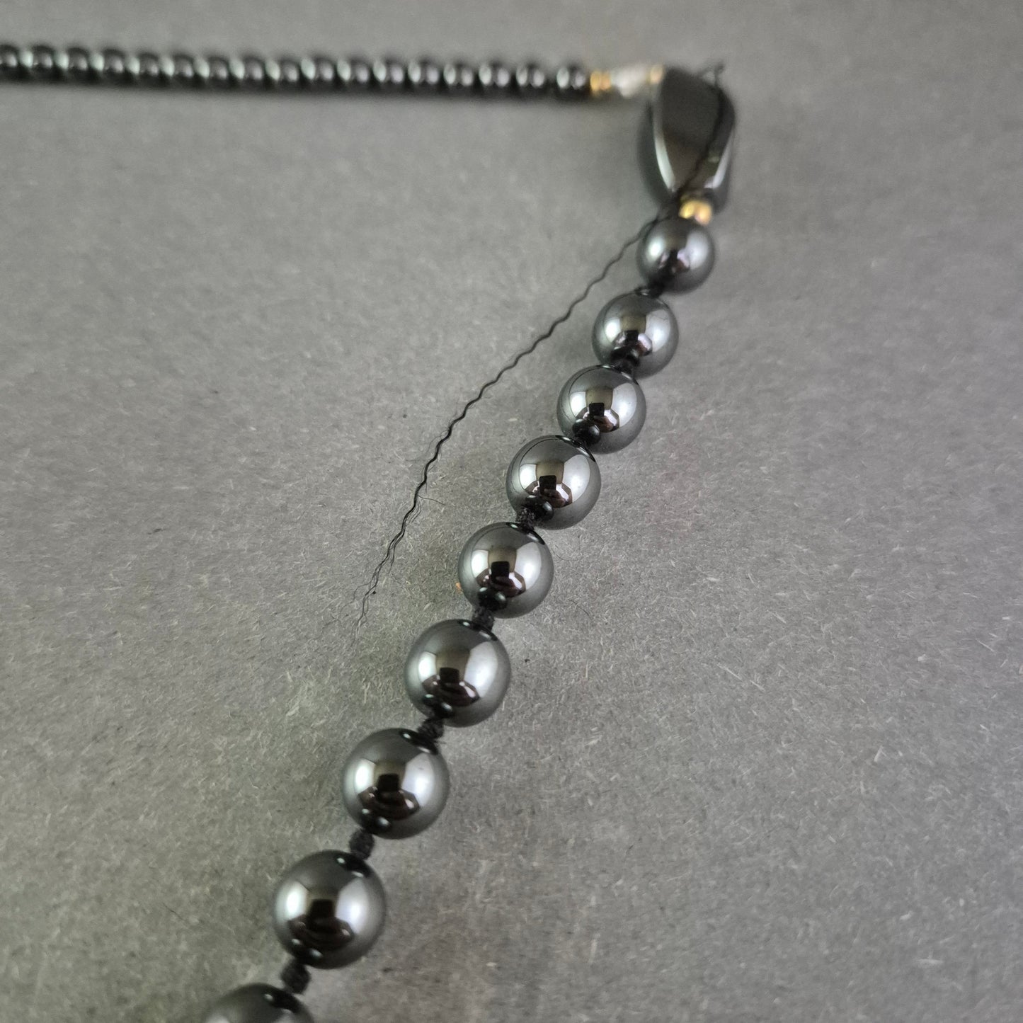 Hämatit Kette – Eleganter Glanz in Schwarzgrau
