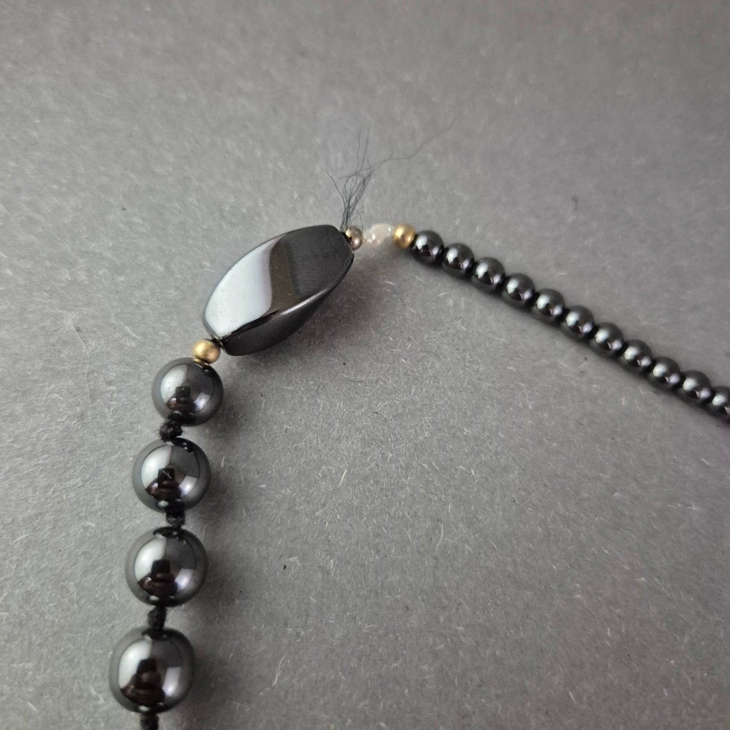 Hämatit Kette – Eleganter Glanz in Schwarzgrau