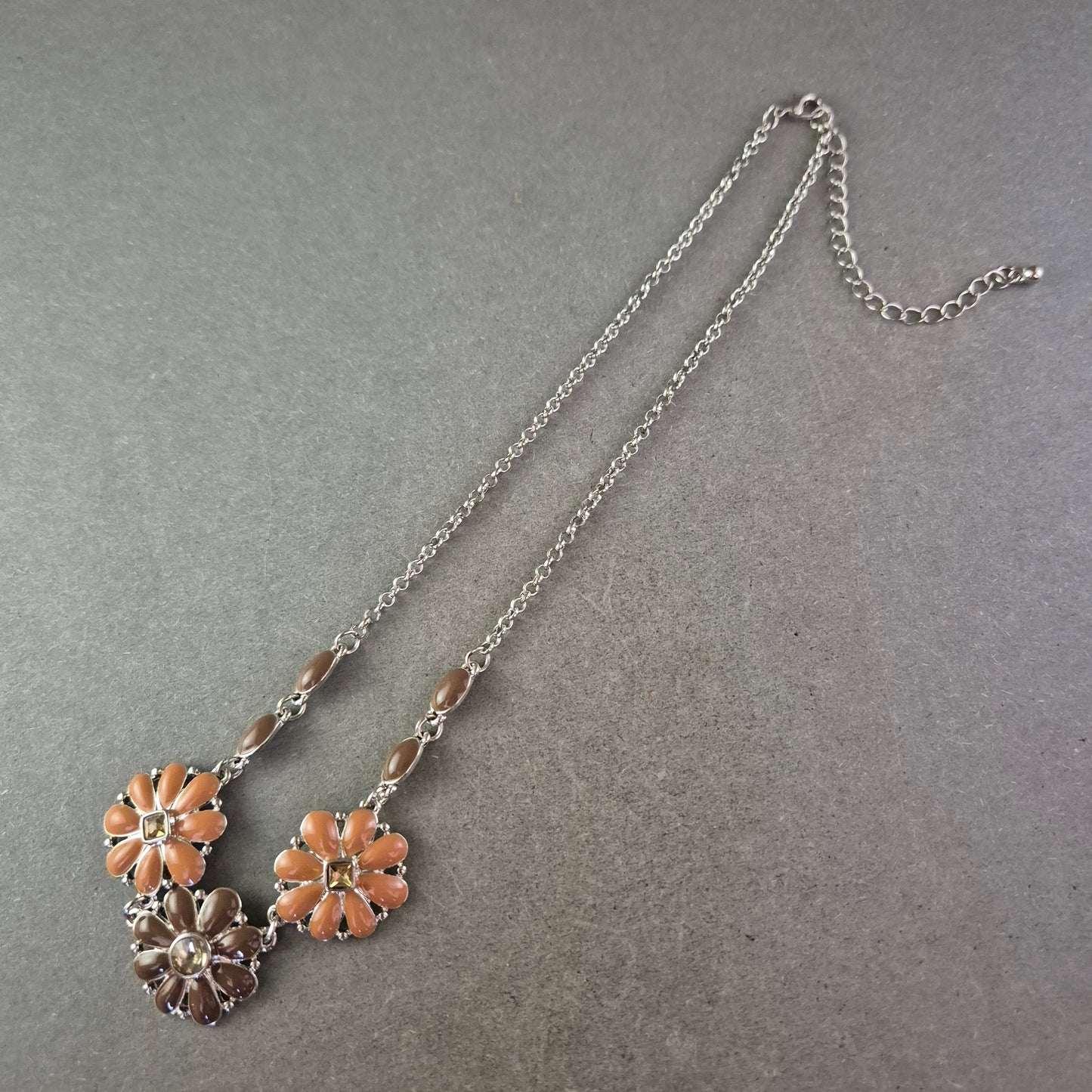 Blumen Kette mit Anhängern – Verspielter Modeschmuck