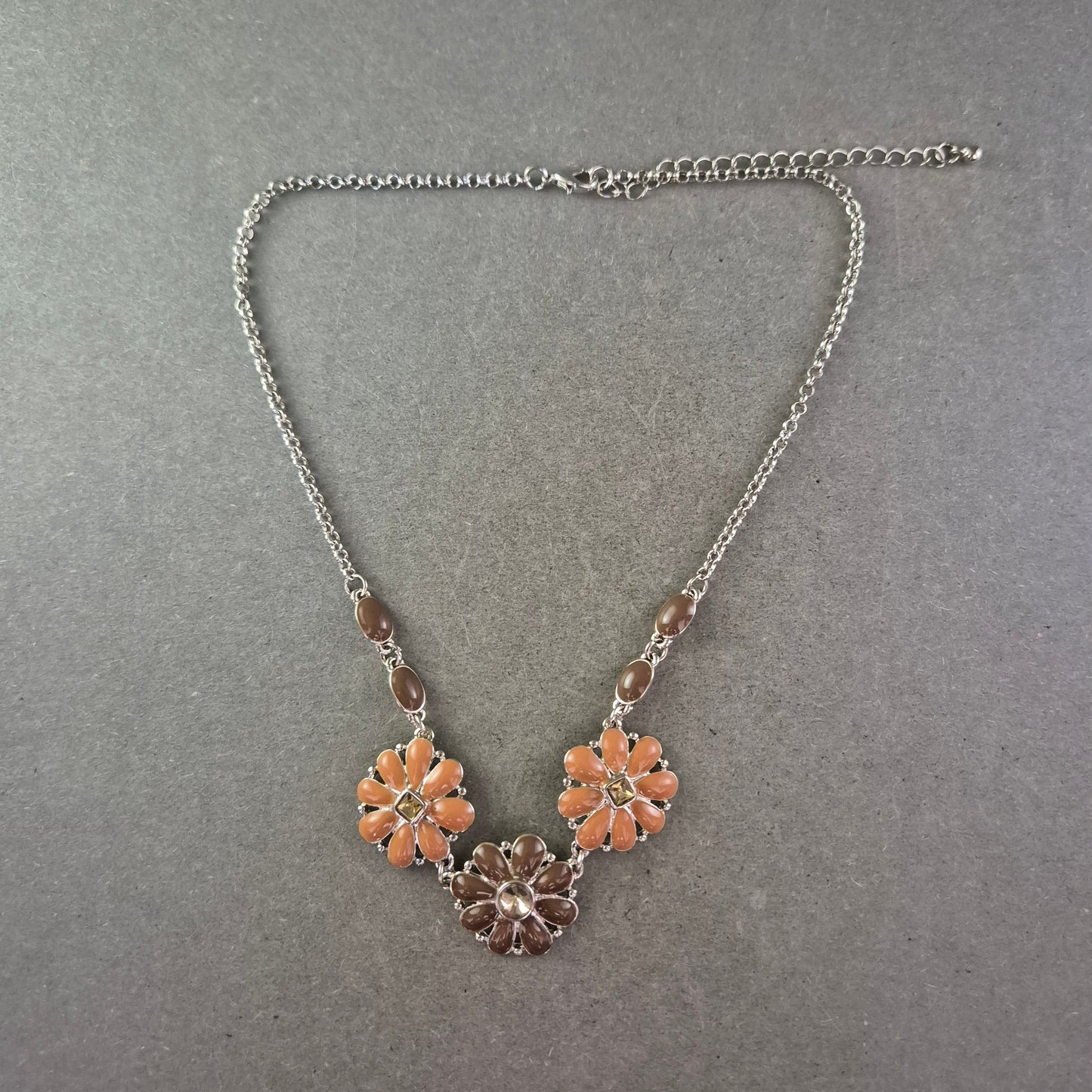 Blumen Kette mit Anhängern – Verspielter Modeschmuck