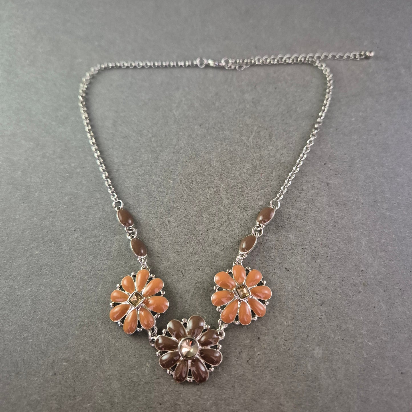 Blumen Kette mit Anhängern – Verspielter Modeschmuck