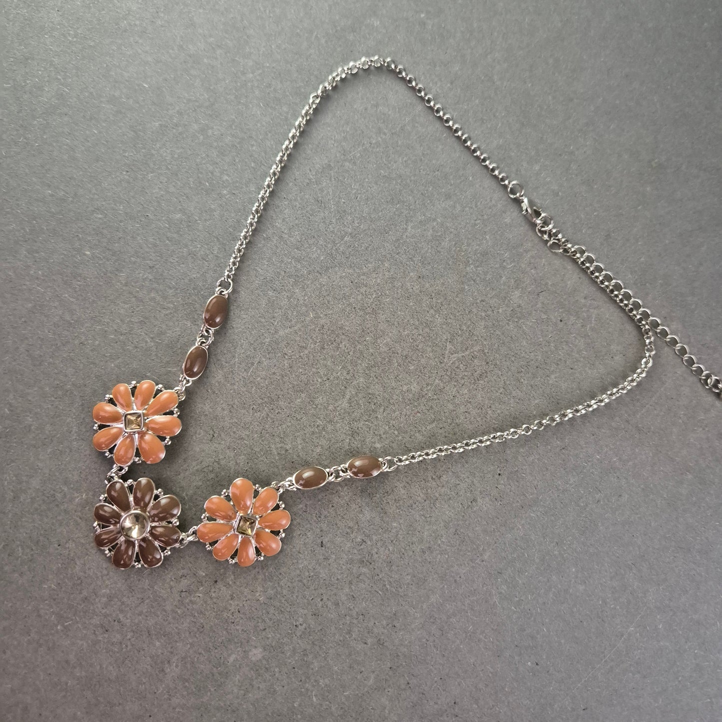 Blumen Kette mit Anhängern – Verspielter Modeschmuck