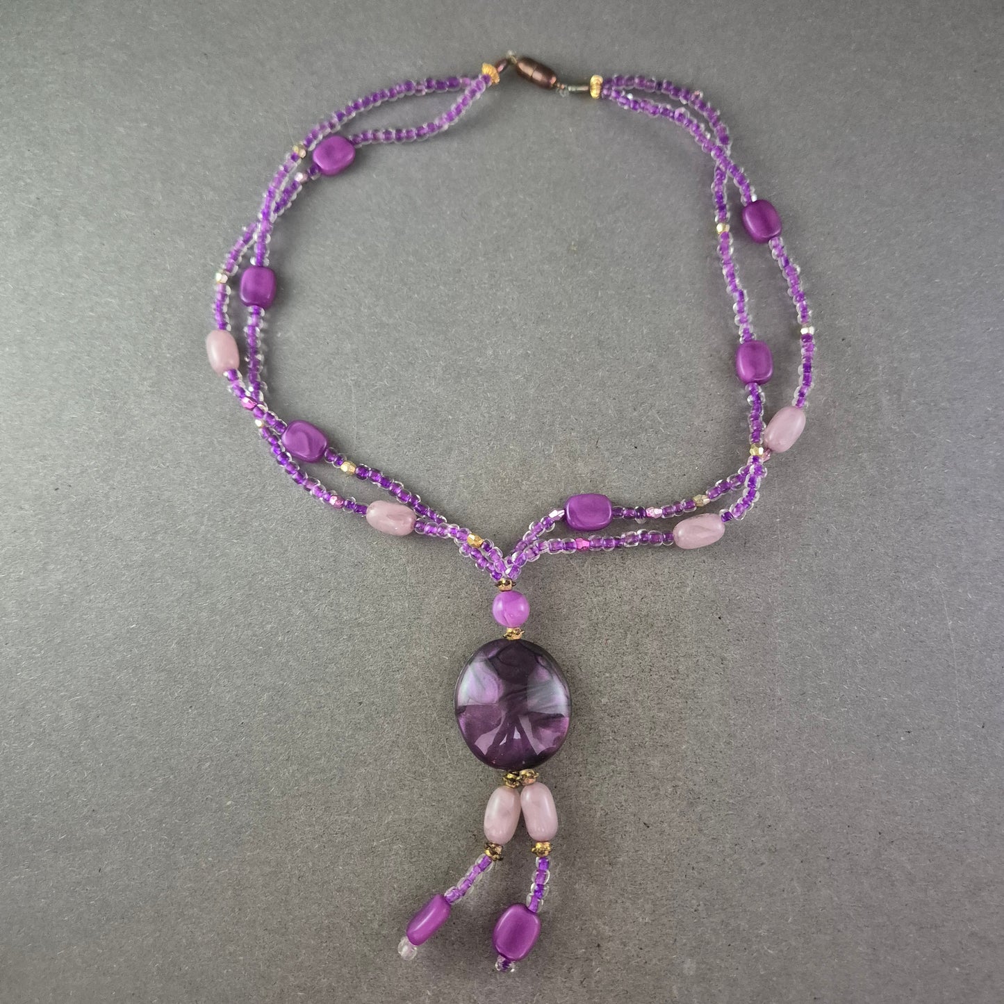 Lila Perlen Kette mit großem Anhänger – Verspielter Ethno Look