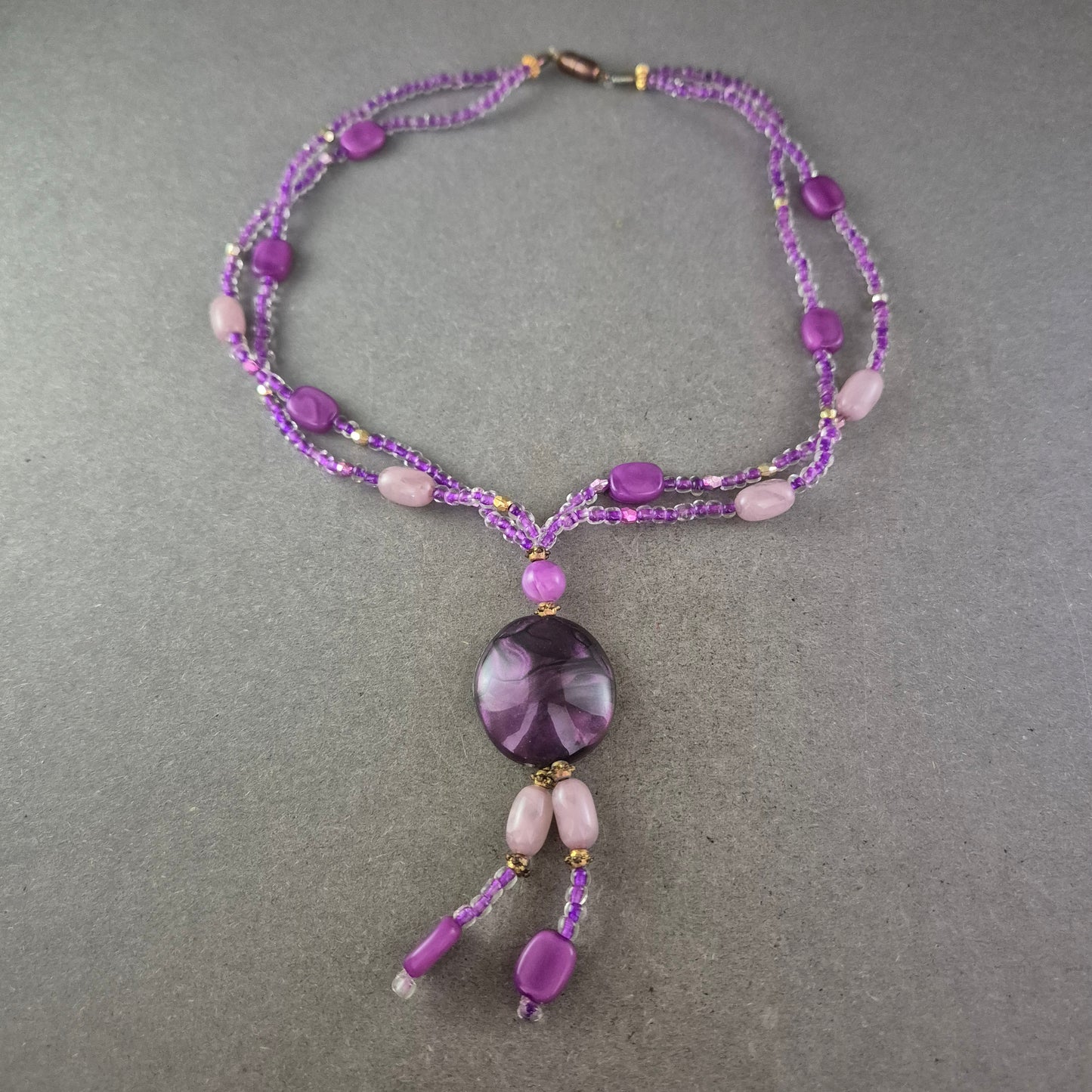 Lila Perlen Kette mit großem Anhänger – Verspielter Ethno Look