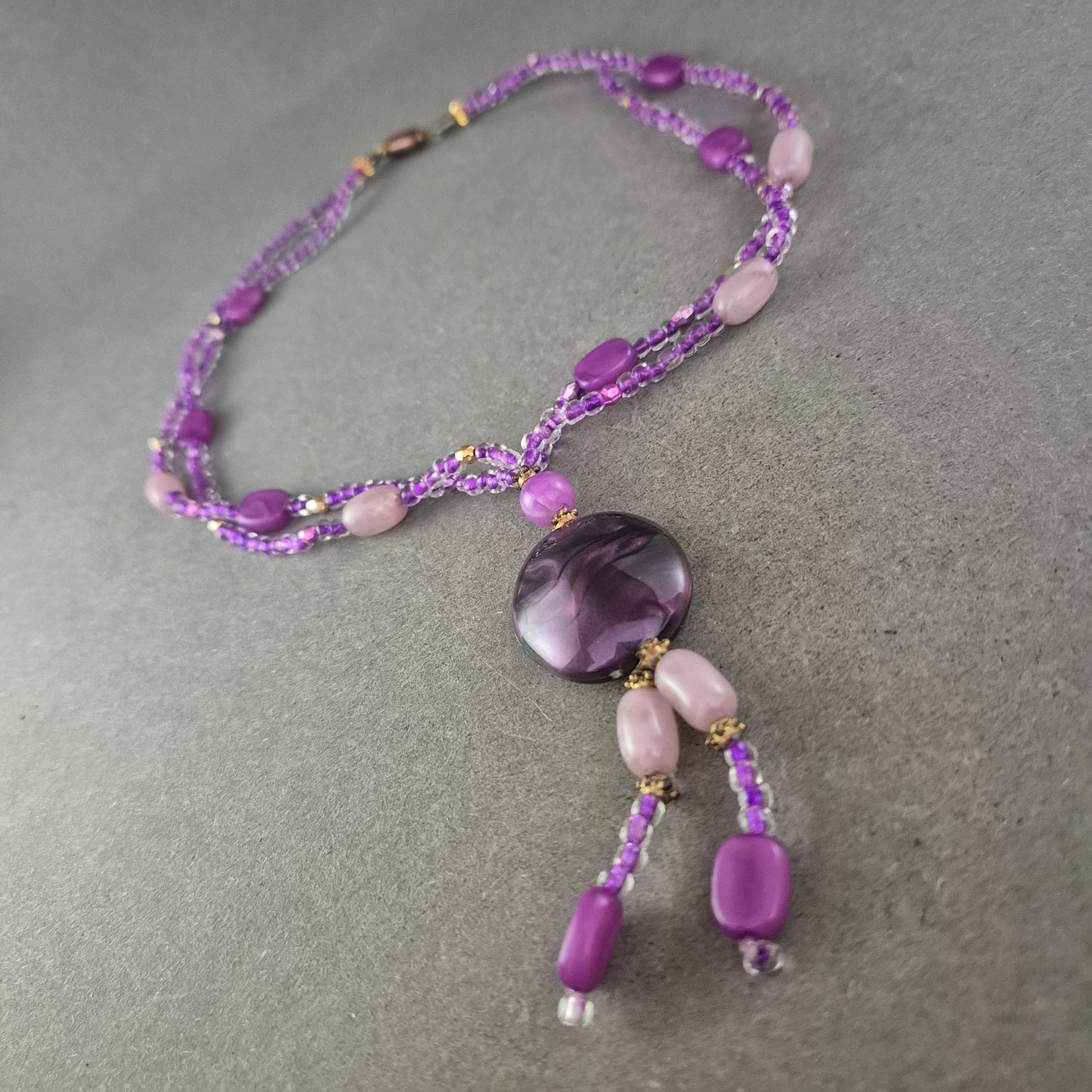 Lila Perlen Kette mit großem Anhänger – Verspielter Ethno Look