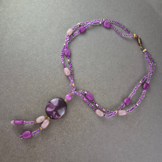 Lila Perlen Kette mit großem Anhänger – Verspielter Ethno Look