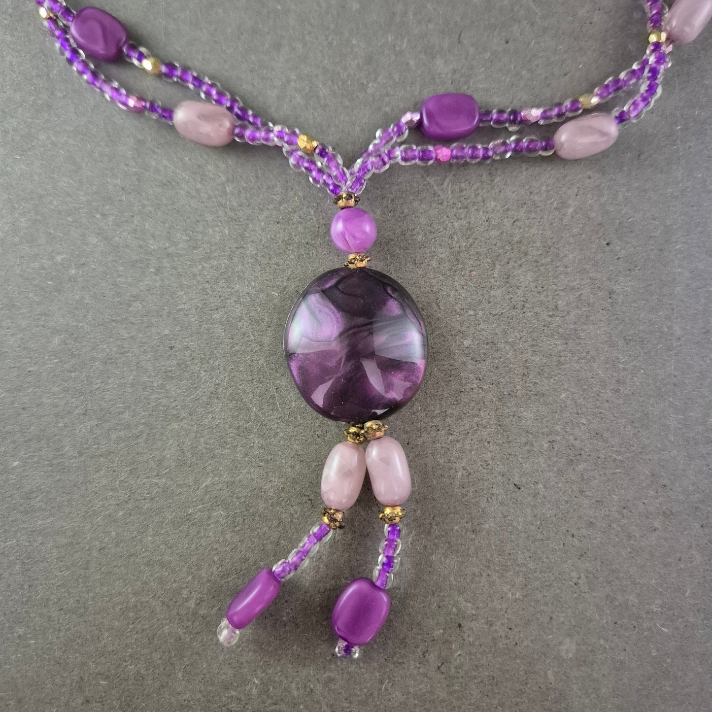 Lila Perlen Kette mit großem Anhänger – Verspielter Ethno Look