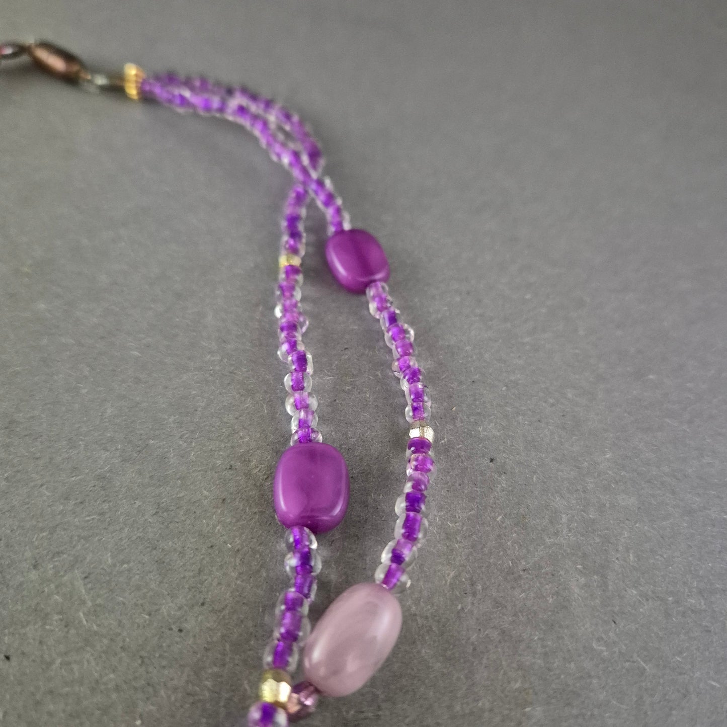 Lila Perlen Kette mit großem Anhänger – Verspielter Ethno Look