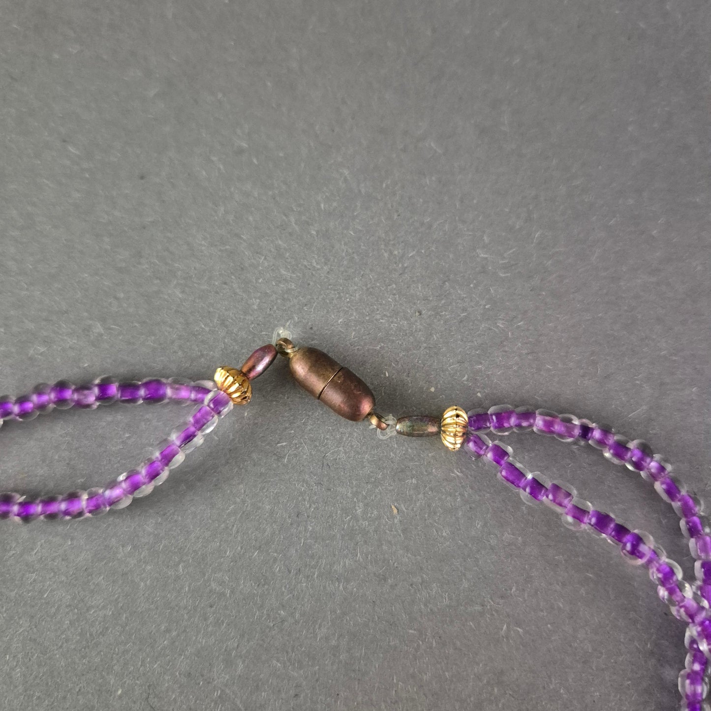 Lila Perlen Kette mit großem Anhänger – Verspielter Ethno Look