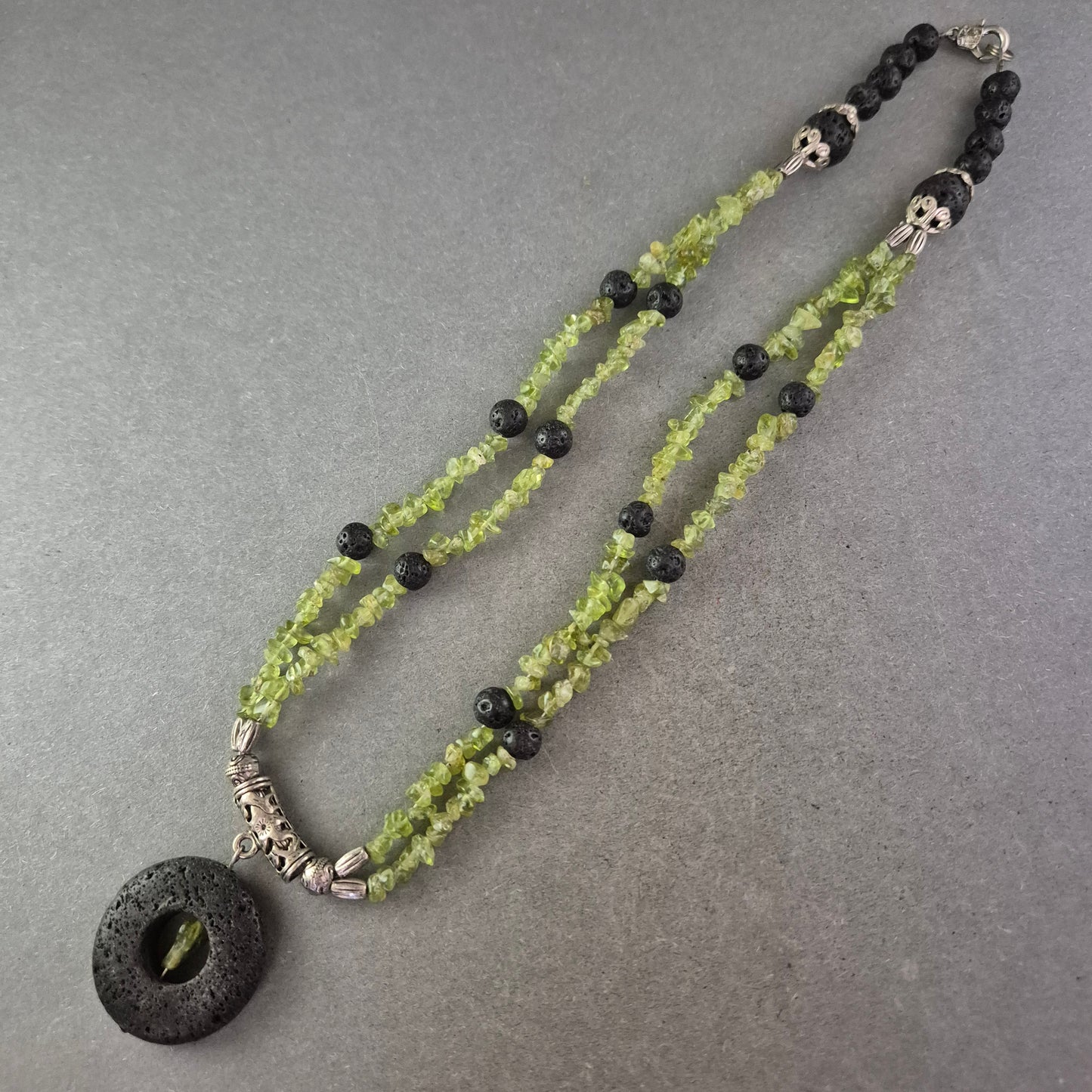 Doppelreihige Stein Kette mit Lava Anhänger – Ethno Schmuck