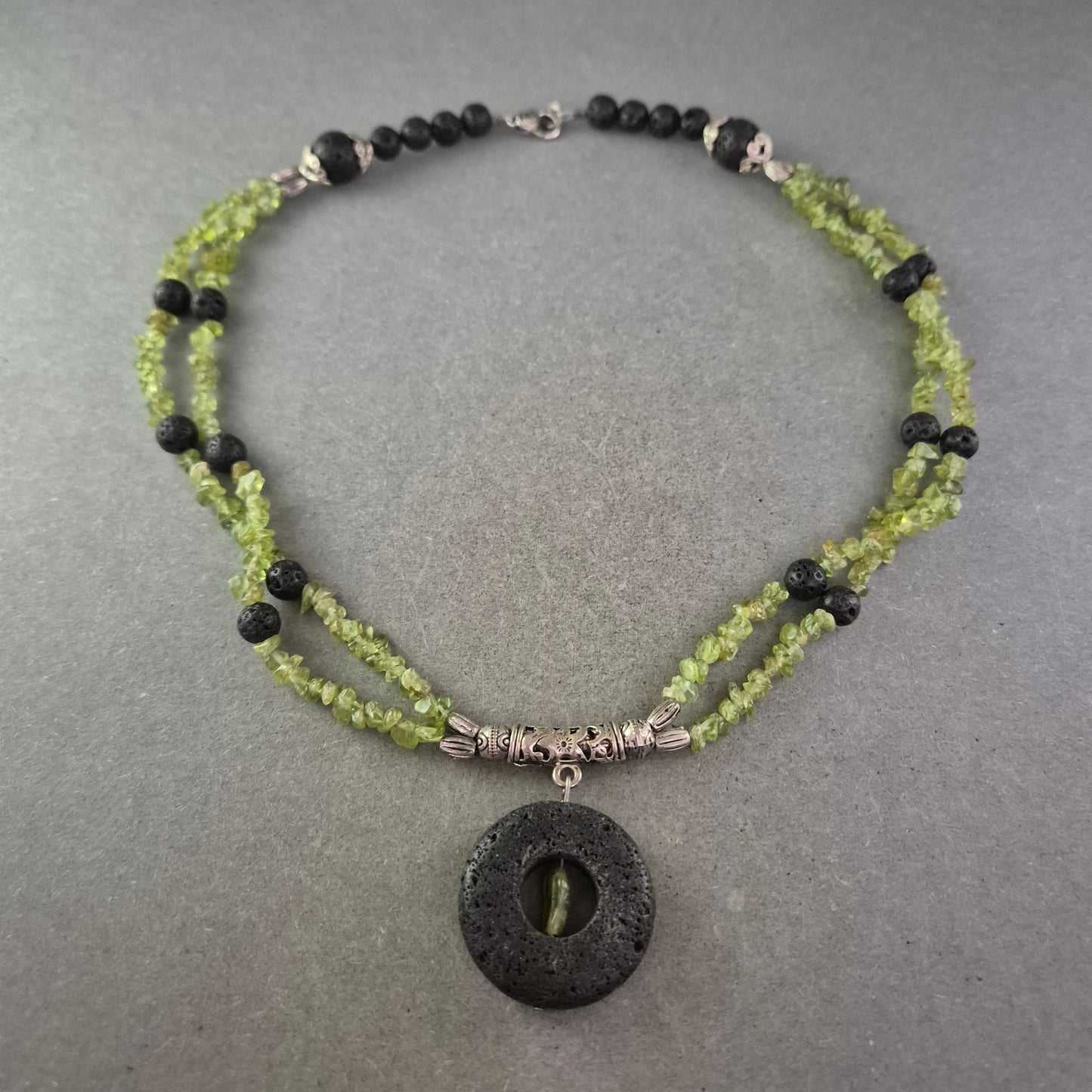 Doppelreihige Stein Kette mit Lava Anhänger – Ethno Schmuck