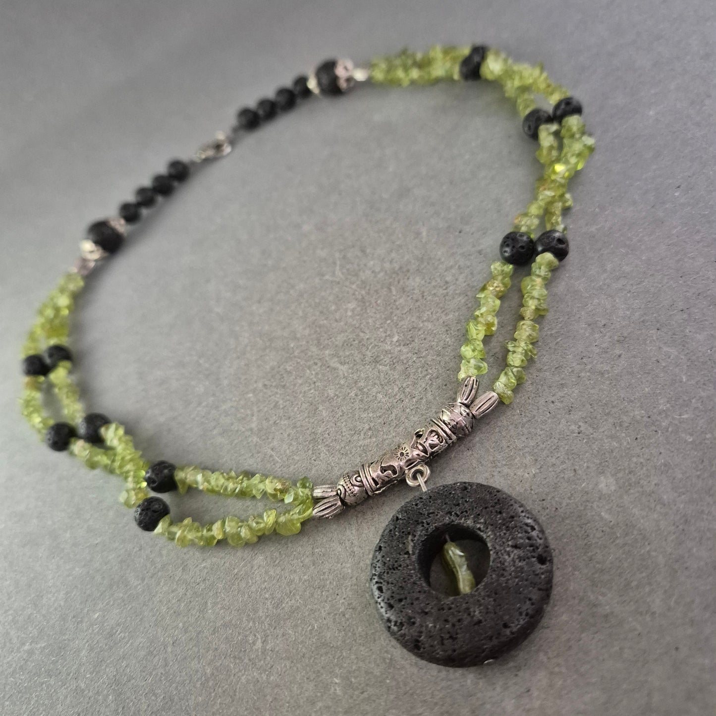 Doppelreihige Stein Kette mit Lava Anhänger – Ethno Schmuck