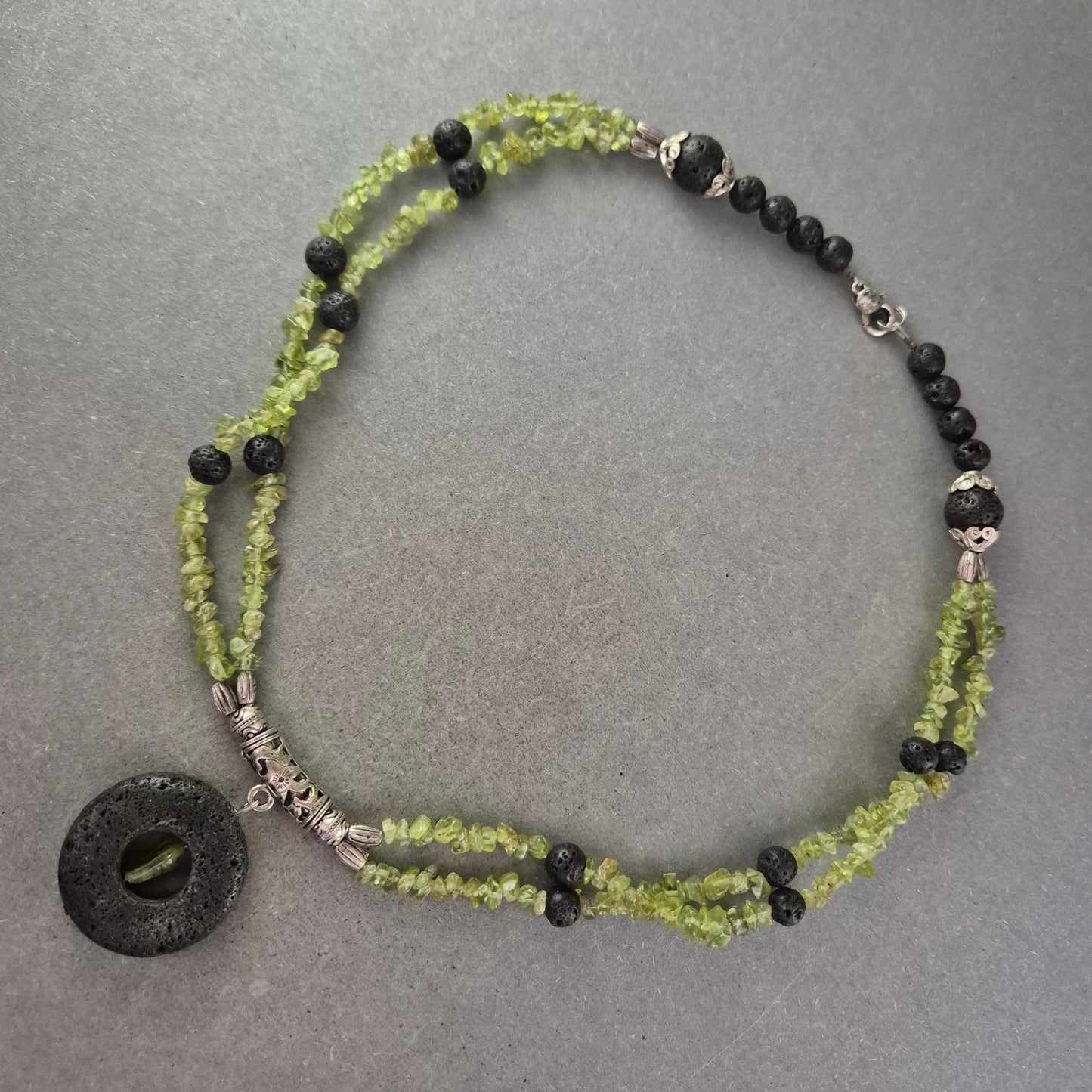 Doppelreihige Stein Kette mit Lava Anhänger – Ethno Schmuck