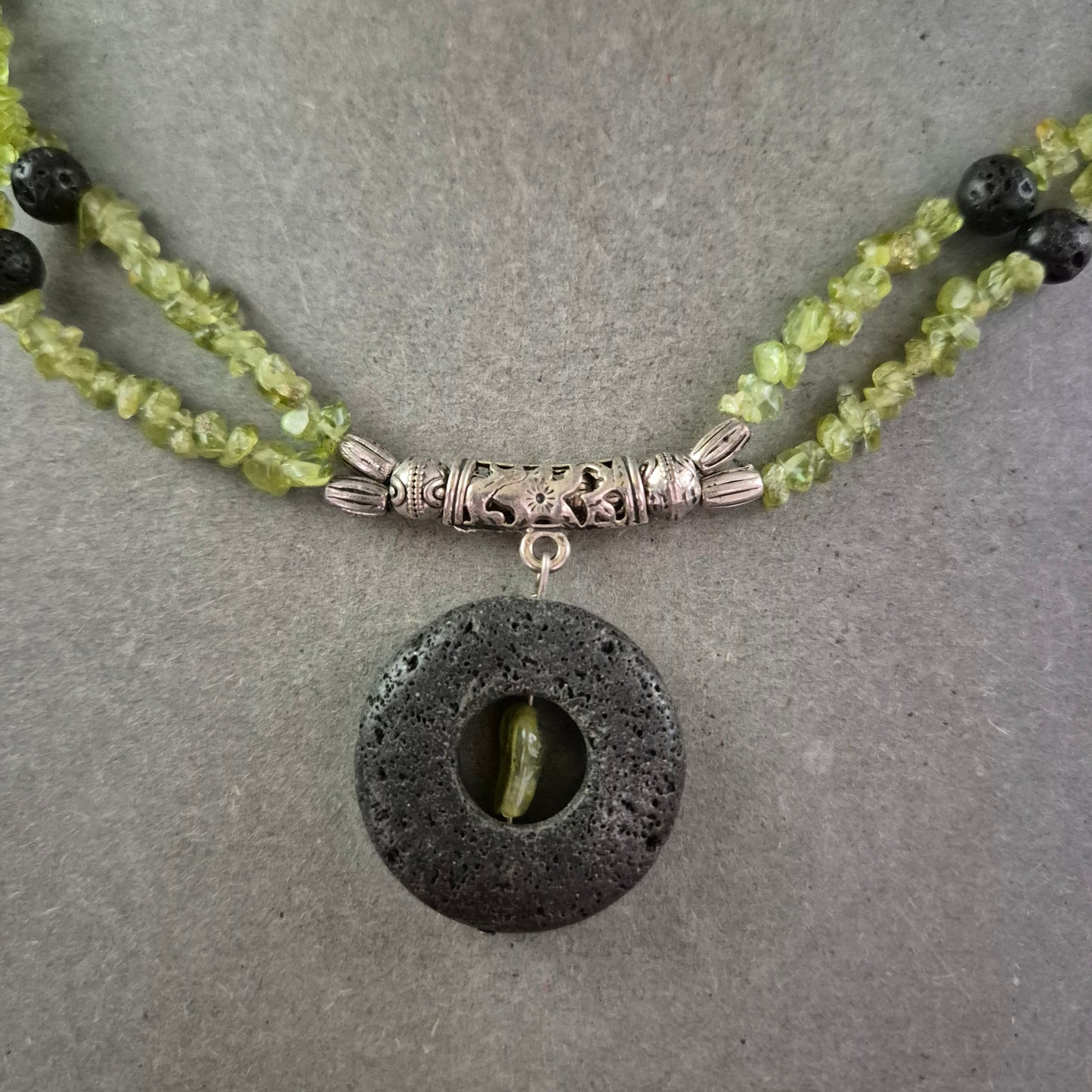 Doppelreihige Stein Kette mit Lava Anhänger – Ethno Schmuck