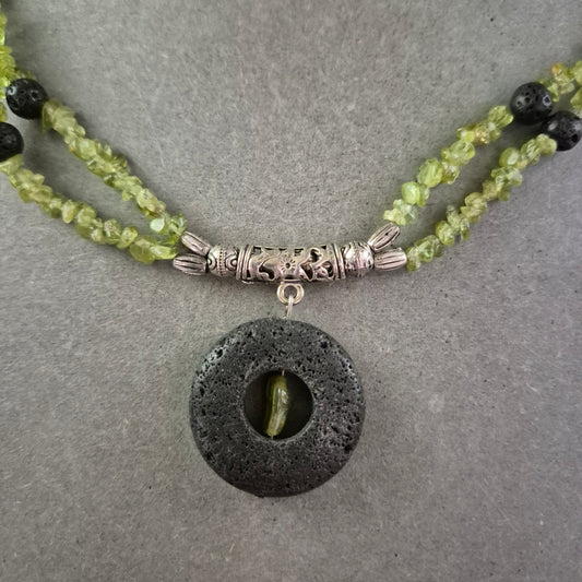 Doppelreihige Stein Kette mit Lava Anhänger – Ethno Schmuck