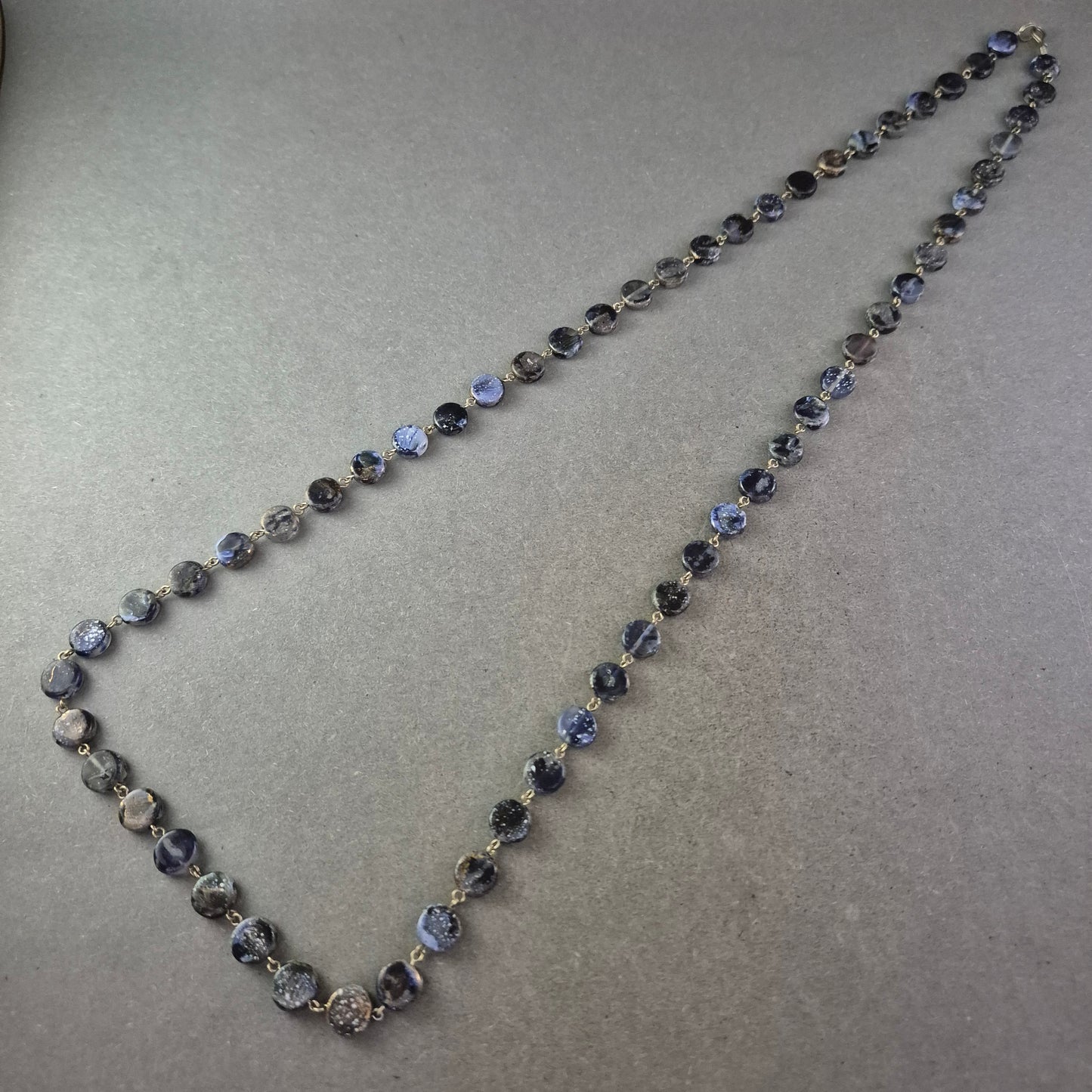 Dunkelblaue Naturstein Kette – Facettierte Perlen im klassischen Design