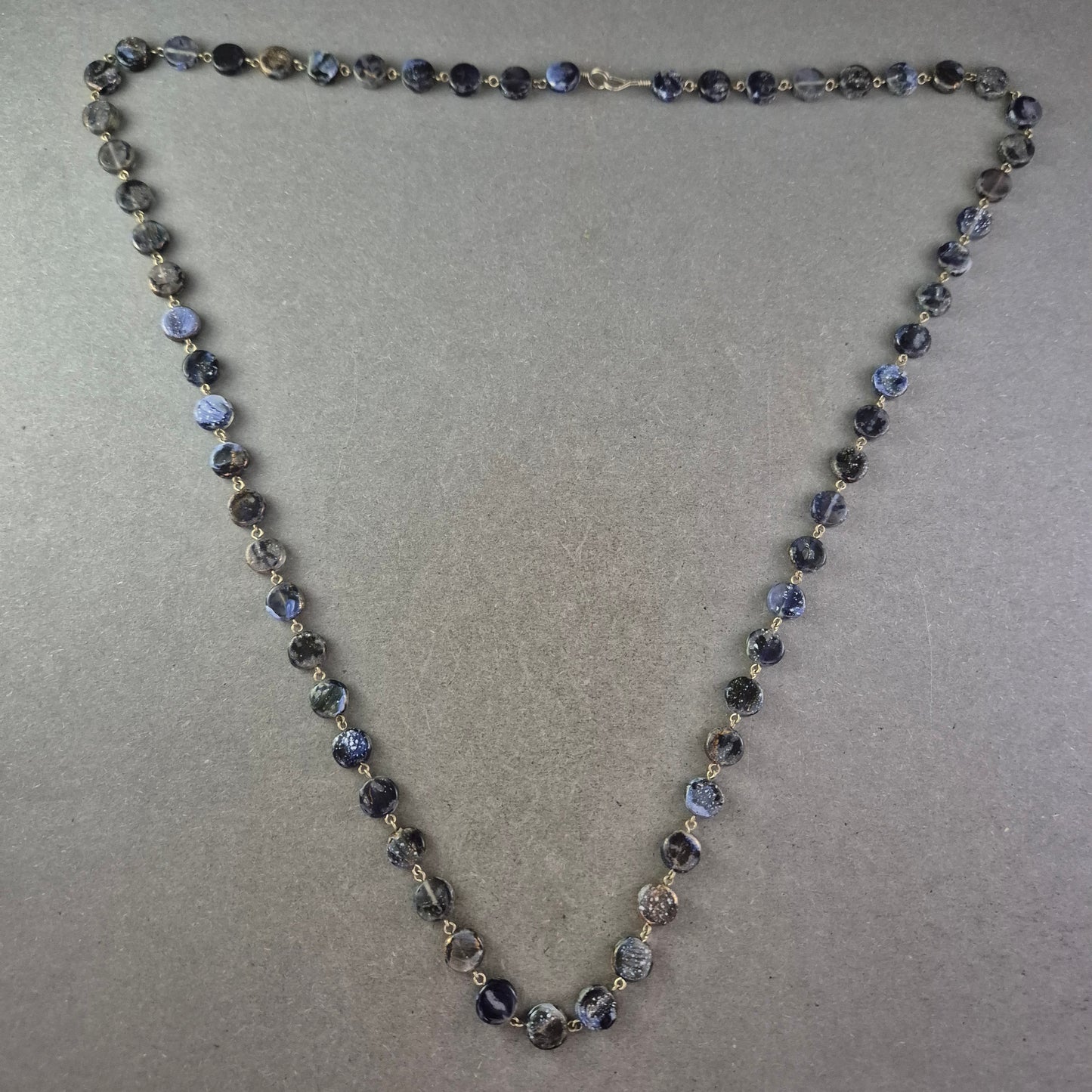 Dunkelblaue Naturstein Kette – Facettierte Perlen im klassischen Design