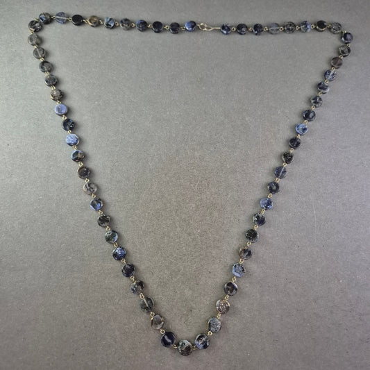 Dunkelblaue Naturstein Kette – Facettierte Perlen im klassischen Design