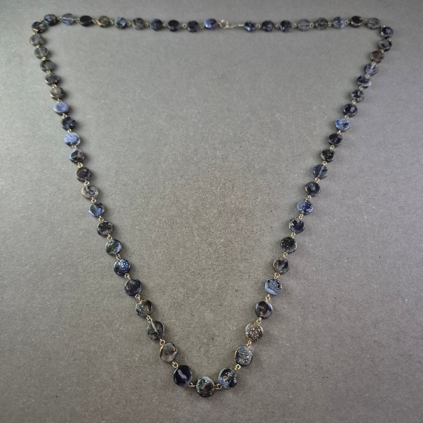 Dunkelblaue Naturstein Kette – Facettierte Perlen im klassischen Design