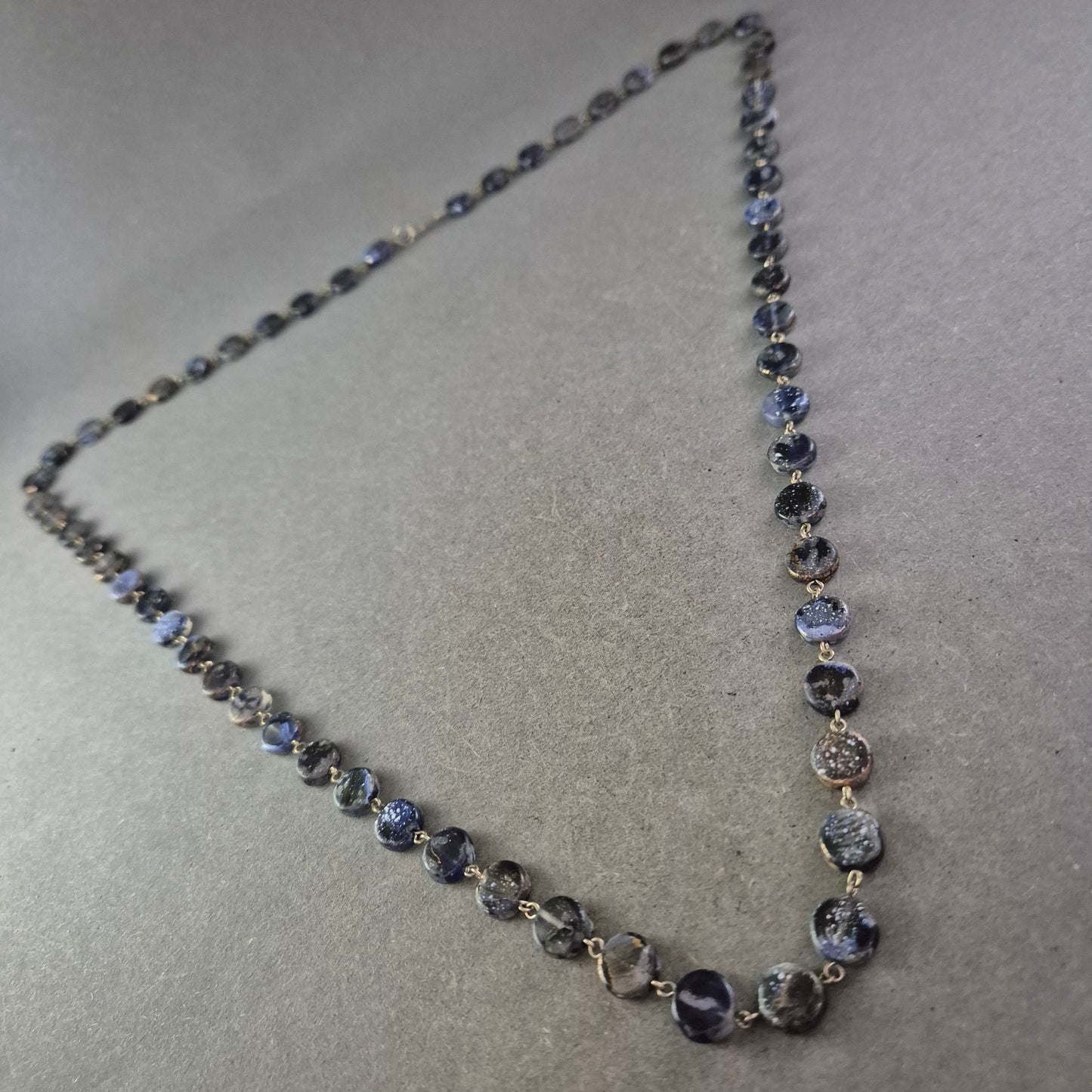 Dunkelblaue Naturstein Kette – Facettierte Perlen im klassischen Design