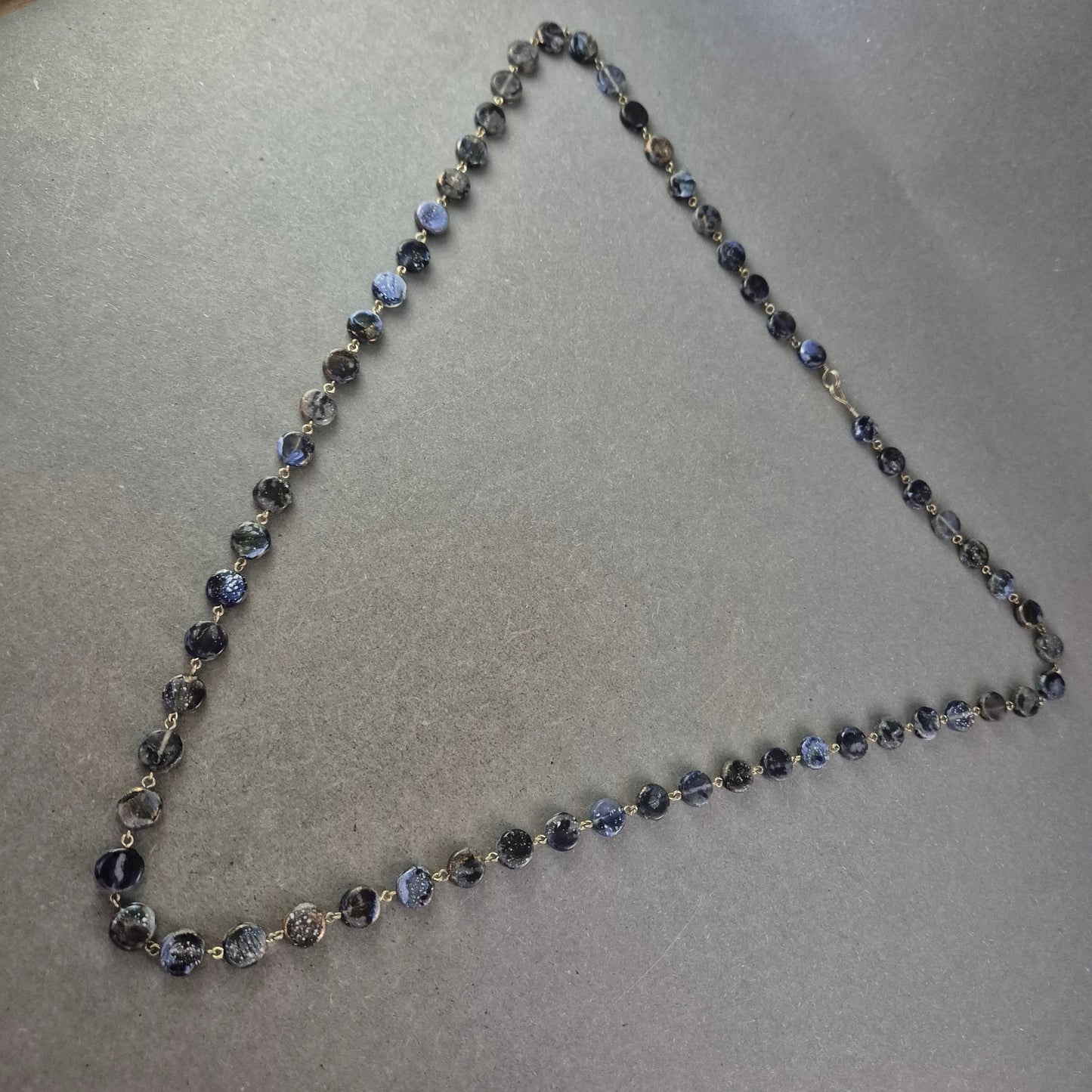 Dunkelblaue Naturstein Kette – Facettierte Perlen im klassischen Design