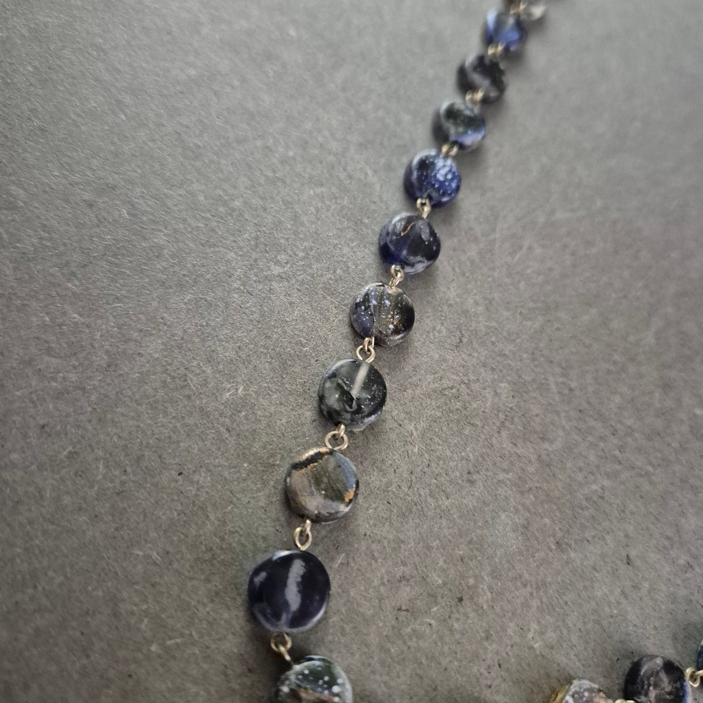 Dunkelblaue Naturstein Kette – Facettierte Perlen im klassischen Design