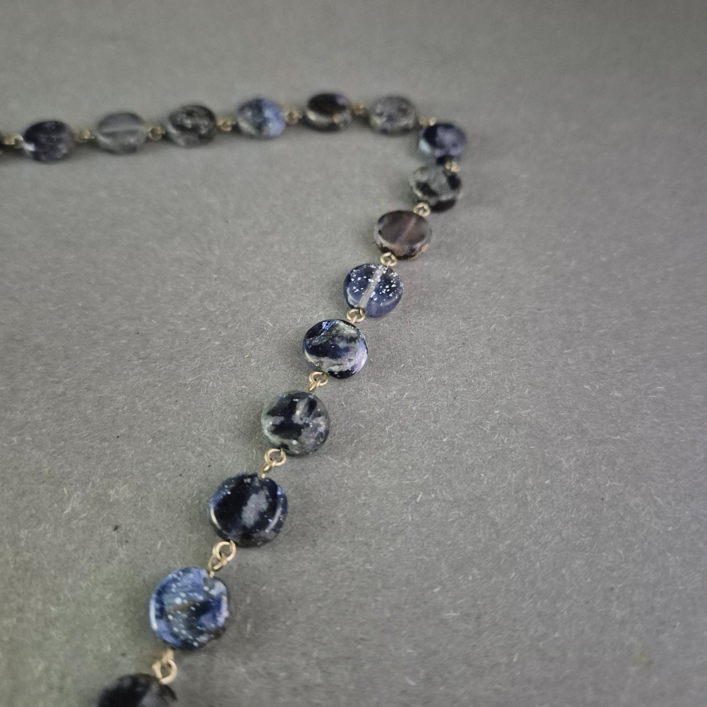 Dunkelblaue Naturstein Kette – Facettierte Perlen im klassischen Design