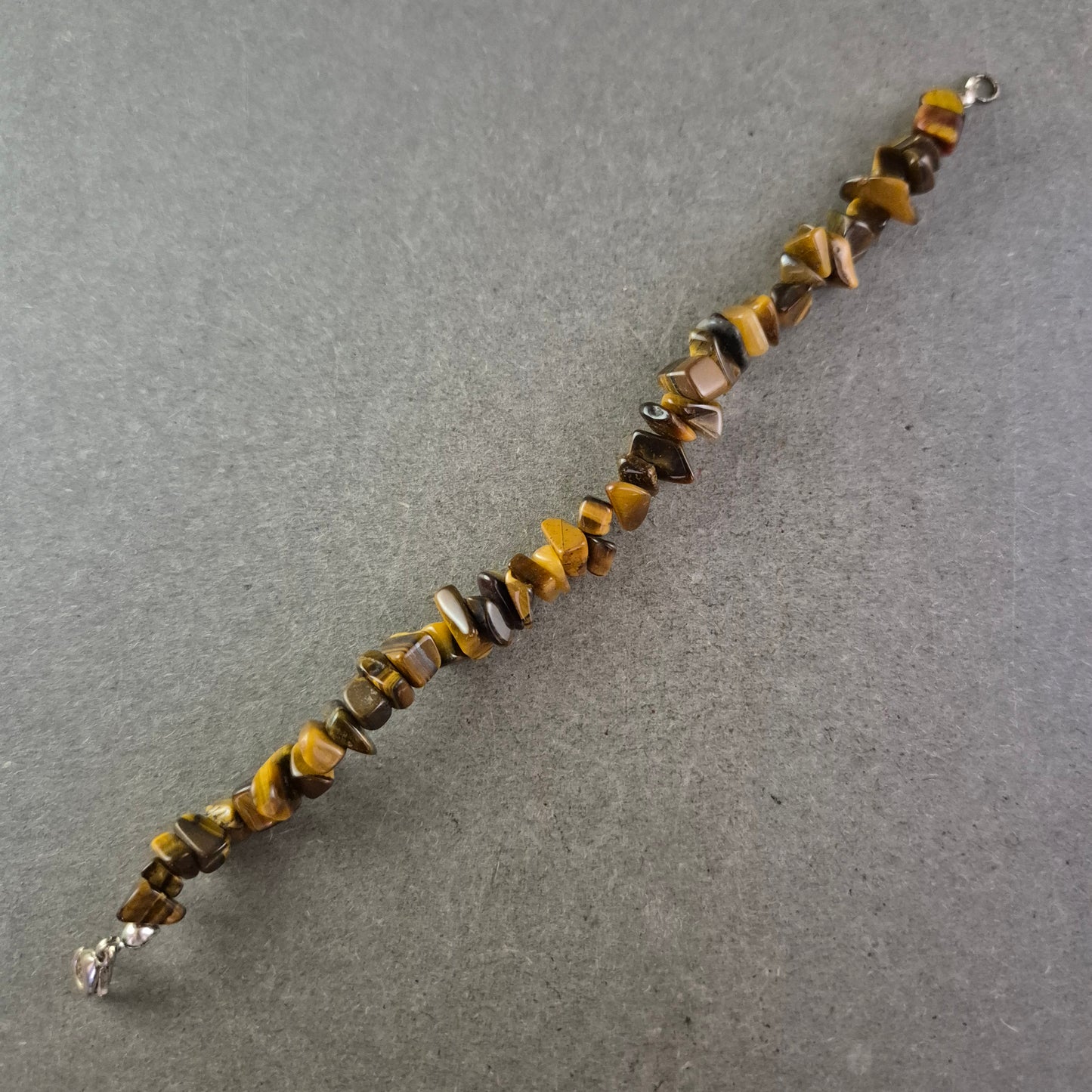 Tigerauge Armband – Naturstein Splitter im warmen Braunton