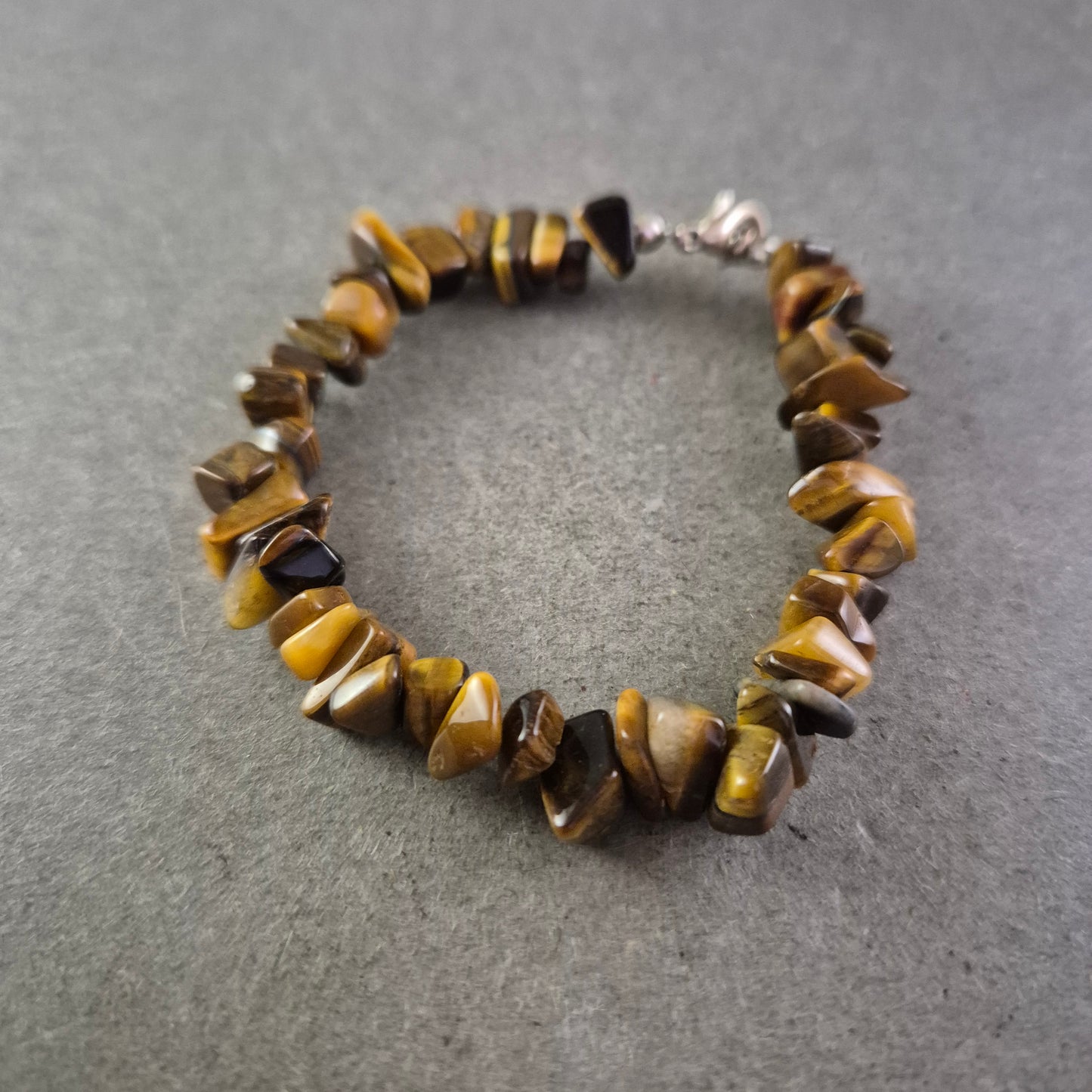 Tigerauge Armband – Naturstein Splitter im warmen Braunton