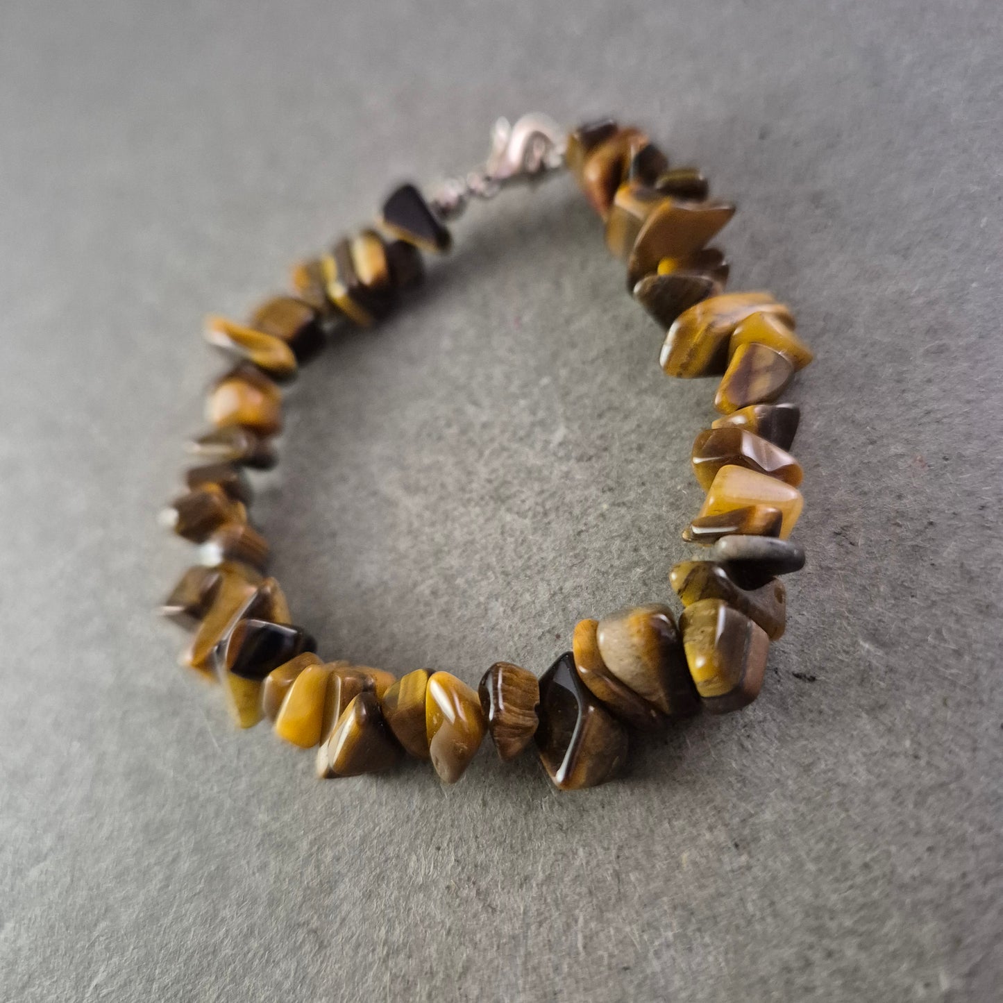 Tigerauge Armband – Naturstein Splitter im warmen Braunton