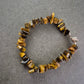 Tigerauge Armband – Naturstein Splitter im warmen Braunton