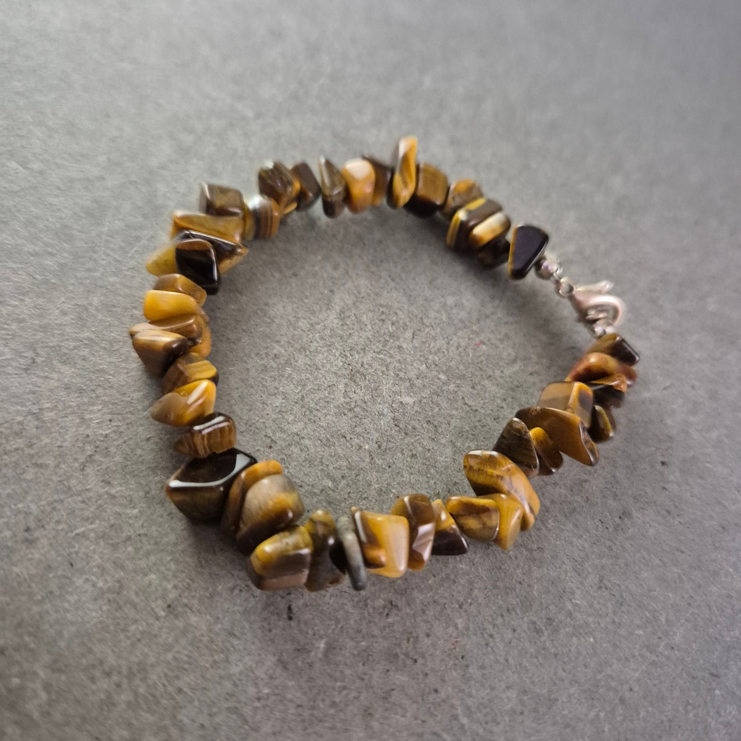 Tigerauge Armband – Naturstein Splitter im warmen Braunton