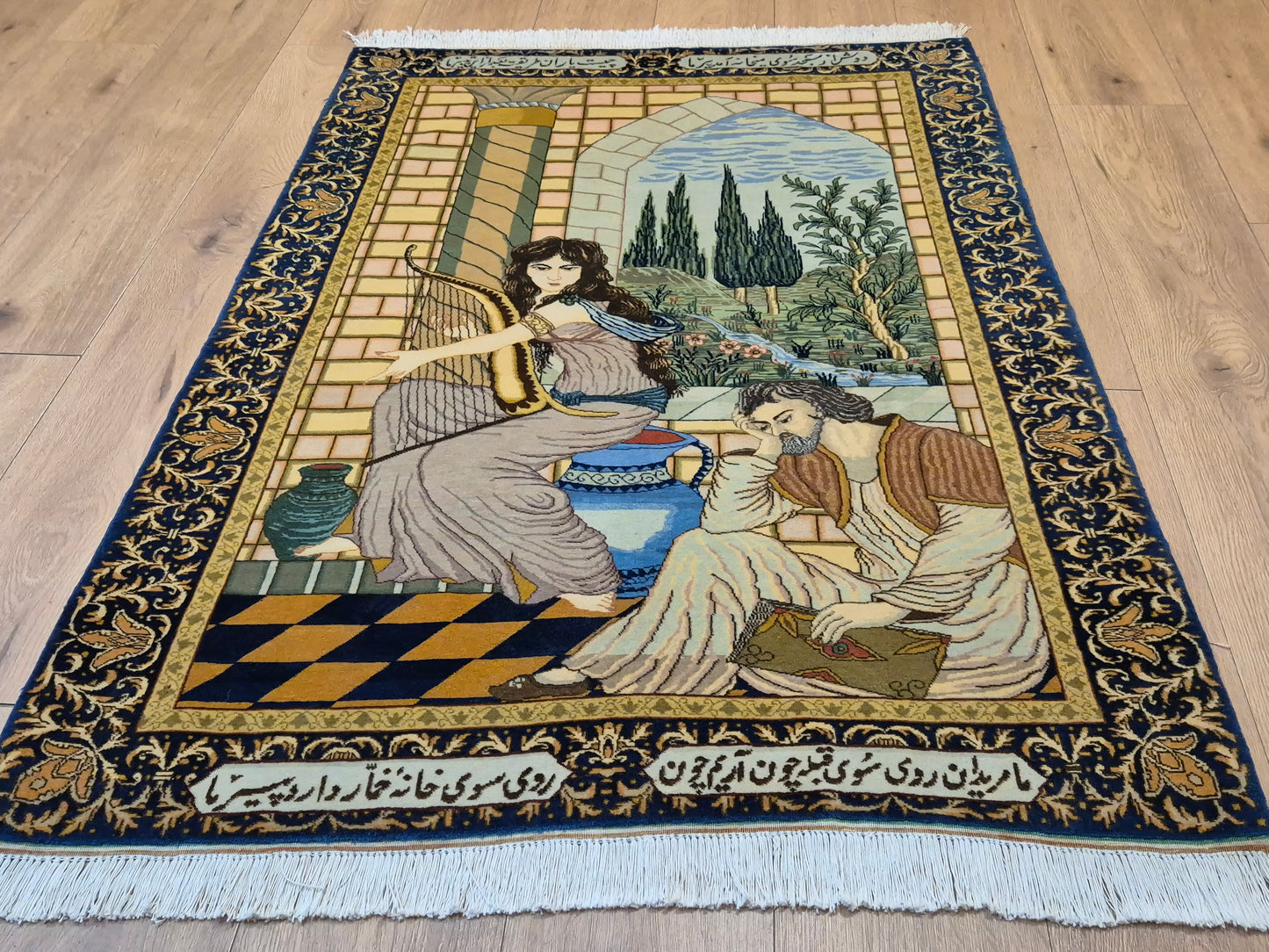 Täbriz Teppich – Korkwolle, figürliche Darstellung, feine Knüpfung